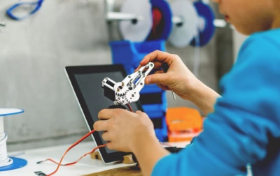 Niezwykle prosty projekt trójkołowego robota podążającego za światłem