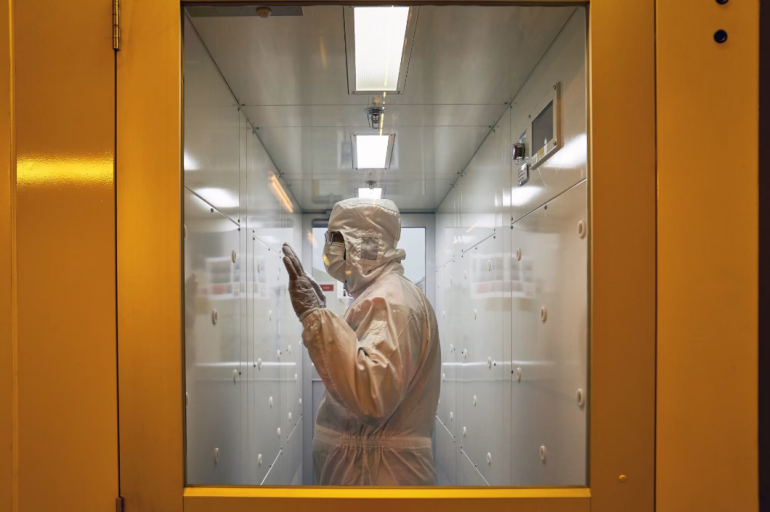 Rysunek 11 - Widok na tzw. clean room, w którym powstają układy scalone