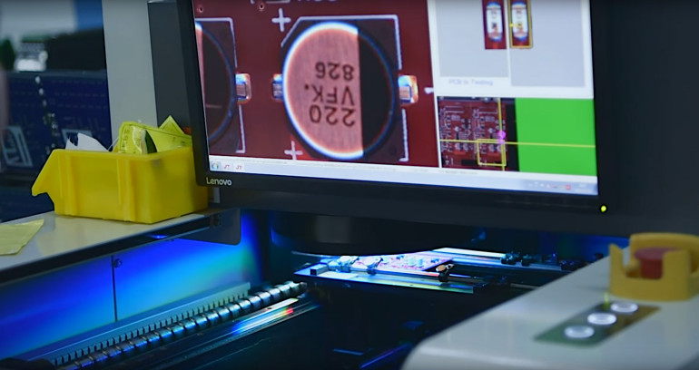 Fotografia 3. Stanowisko automatycznej inspekcji wizyjnej (AOI)