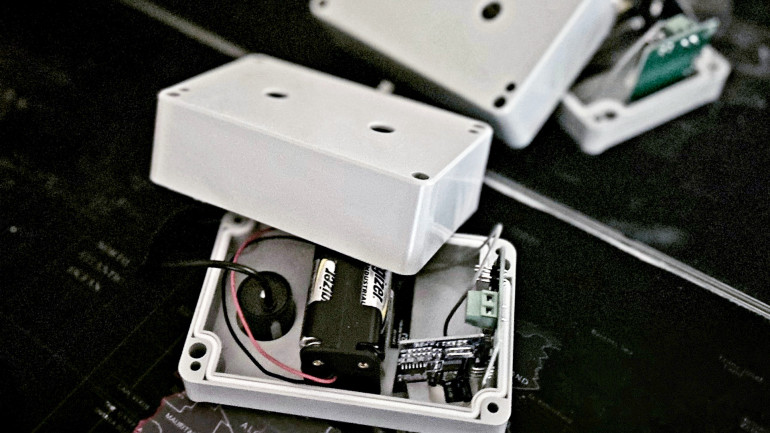 Wchodzący w skład systemu układ czujnika przeznaczony do montażu w koszu na śmieci