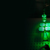 Używanie światła do generowania efektów dźwiękowych. Sterowany napięciem filtr syntezatora 24 dB/okt. z użyciem fotorezystorów