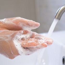 Bezdotykowy dozownik wody w umywalkach