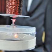 Latająca lampka świecąca bez baterii. Demonstracja zjawisk fizycznych w polu elektromagnetycznym