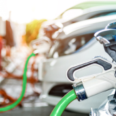 Firma Farnell publikuje przewodnik techniczny poświęcony stacjom ładowania do pojazdów elektrycznych