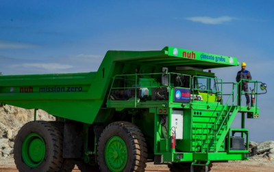 Transformacja starej wywrotki, która doładowuje baterie przy okazji