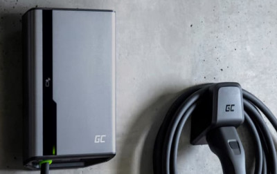 Inteligentna ładowarka ścienna HabuDen firmy Green Cell przeznaczona dla pojazdów elektrycznych