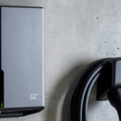 Inteligentna ładowarka ścienna HabuDen firmy Green Cell przeznaczona dla pojazdów elektrycznych