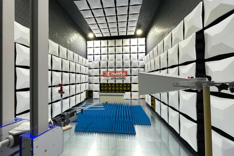 Wnętrze komory bezechowej