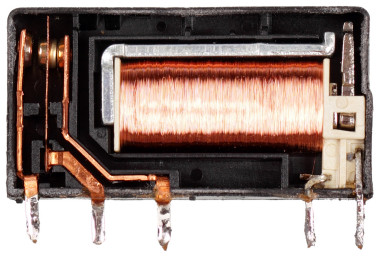 Fotografia 2. Przekrój przykładowego przekaźnika z izolacją wzmocnioną