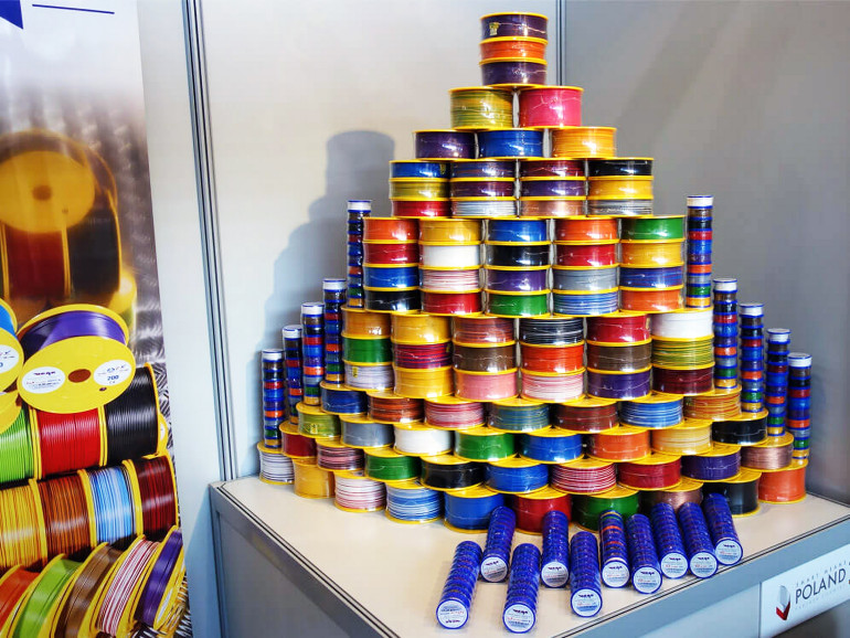 Fotografia 1. Szeroka gama typokolorów izolacji przewodów jednożyłowych marki Vega-Tronik