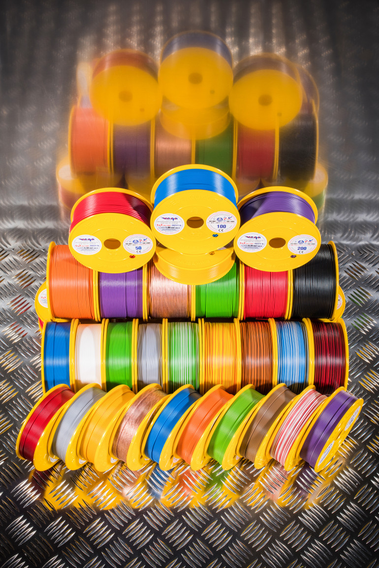 Fotografia 2. Linkowe przewody pojedyncze w izolacjach jedno- i dwubarwnych