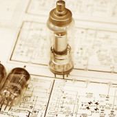 Prowadzenie masy inspirowane układami lampowymi