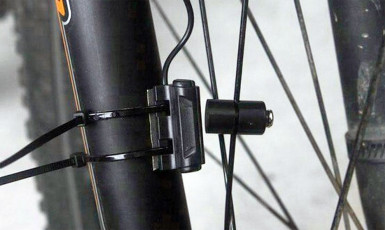 Fotografia 3. Czujnik kontaktronowy (po lewej) współpracujący z magnesem zamontowanym na jednej ze szprych (po prawej)