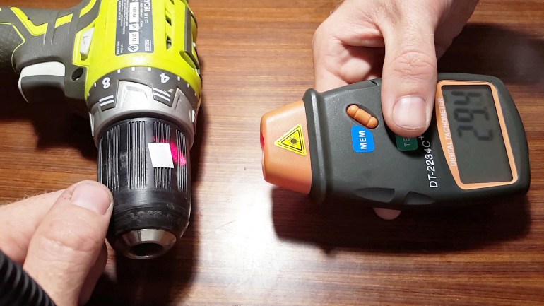 Fotografia 4. Pomiar prędkości obrotowej wkrętarki z użyciem znacznika samoprzylepnego i tachometru laserowego