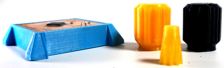 Fotografia 1. Przykładowe wydruki dla elektroników: podstawka pod płytkę drukowaną i gałki do potencjometrów lub enkoderów