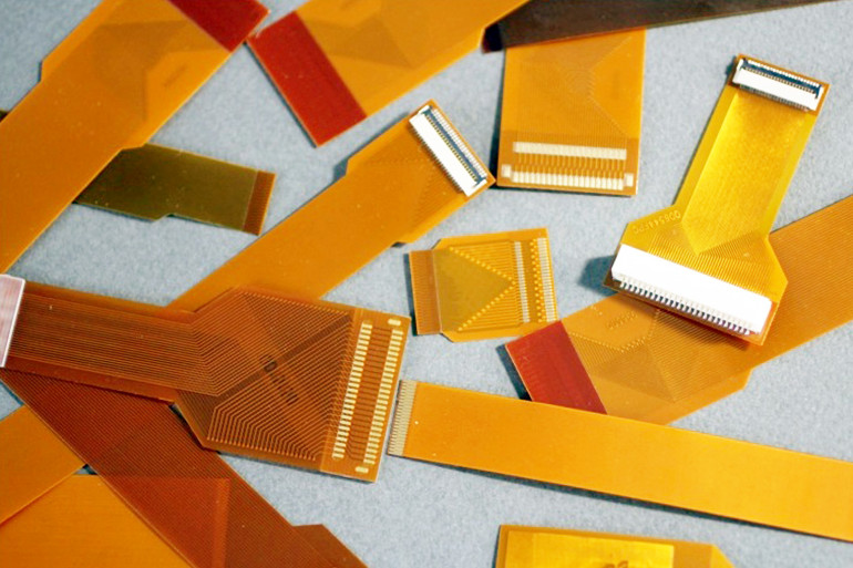 Fotografia 3. Przykładowe adaptery wykonane w technologii FPC