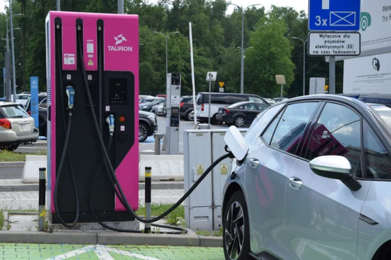 Jedna ze stacji ładowania pojazdów elektrycznych eTAURON