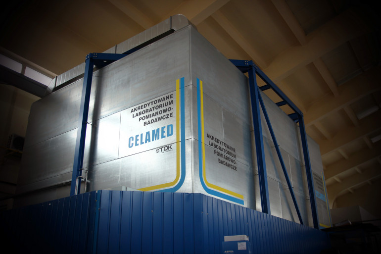 Fotografia 1. Komora SAC do badań w zakresie kompatybilności elektromagnetycznej (widok z zewnątrz)