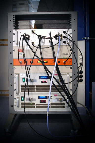 Fotografia 4. Zespół wzmacniaczy mocy do generowania narażeń podczas testów podatności na zakłócenia elektromagnetyczne