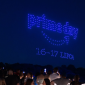 Firma Amazon rozświetliła warszawskie niebo największym w Polsce pokazem dronów