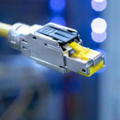 RJ Industrial Multifeature firmy HARTING - wtyk RJ45 przeznaczony do łatwego i beznarzędziowego montażu w terenie