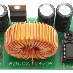 Stabilizator z kompensacją spadku napięcia na przewodach połączeniowych