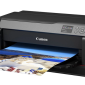 imagePROGRAF PRO-1100 firmy Canon - ta stacjonarna drukarka A2 wyróżnia się najwyższą jakością i najwyższą trwałością koloru