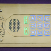 Wyjątkowy domofon retro BRA-RT-KLAW firmy Radbit wyposażony w szyfrator