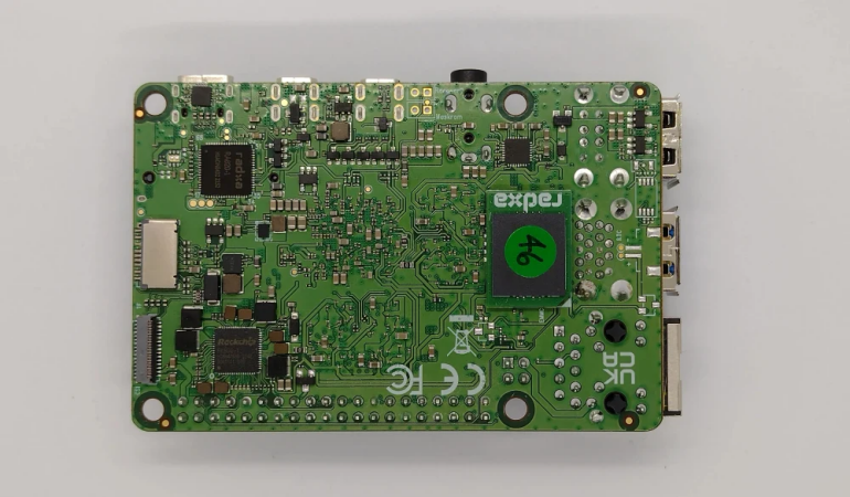 Komputer jednopłytkowy ROCK 5A z zainstalowanym, przykładowym modułem pamięci eMMC firmy Radxa