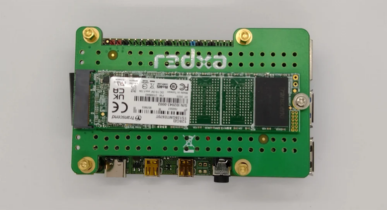 Komputer jednopłytkowy ROCK 5A z zainstalowanym dyskiem SSD M.2 NVMe o pojemności 128 GB.
Oznaczenie dysku: TS128GMTE670T. Producent dysku: Transcend Information.
Przytoczony dysk podłączono do komputera poprzez dedykowany adapter firmy Radxa.