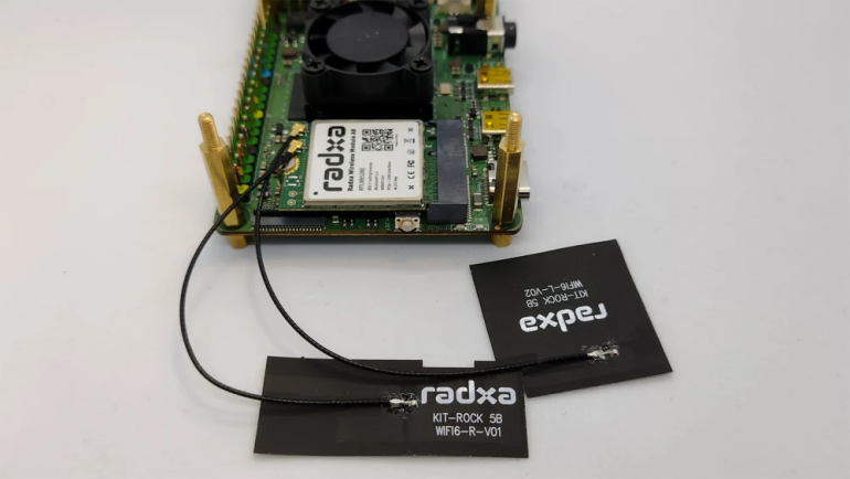 Komputer jednopłytkowy ROCK 5A z zainstalowanym modułem Radxa Wireless Module, który umożliwia obsługę standardów: Bluetooth 5.2 i Wi-Fi 6