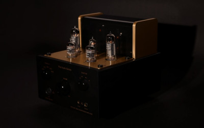 Klasyczny z wyglądu, lampowy wzmacniacz słuchawkowy MH-84 SE produkcji Pier Audio