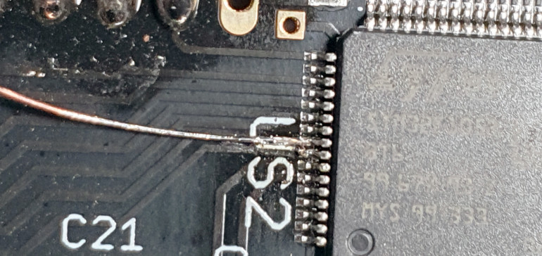 Fotografia 1. Układ w obudowie TQFP64 z dodatkowym doprowadzeniem przylutowanym bezpośrednio do nóżki