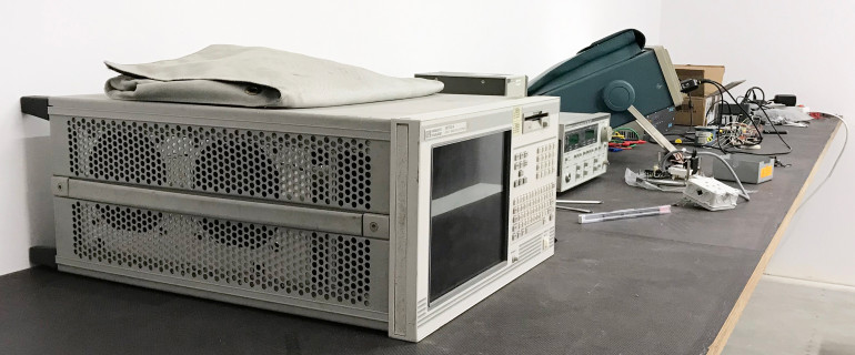 Stół warsztatowy autora artykułu – wykonany ze sklejki pokrytej odporną chemicznie warstwą