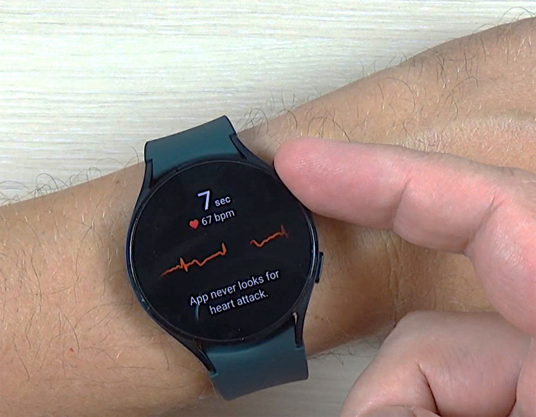 Fotografia 4. Pomiar EKG za pomocą smartwatcha