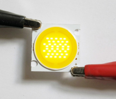 Fotografia 3. Moduł COB zasilany niskim napięciem – jak na dłoni widać poszczególne chipy LED