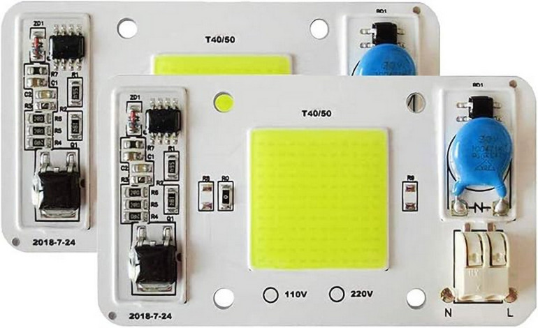 Fotografia 4. Ciekawe moduły COB – oprócz samego emitera na płytce jest też wbudowany zasilacz sieciowy
