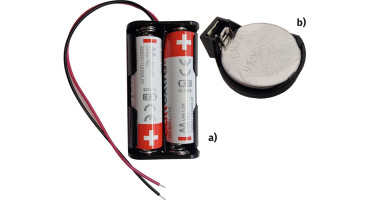 Fotografia 6. Poprawny montaż baterii a) w koszyczku na dwie baterie AA (R6) b) w uchwycie na baterię CR2032