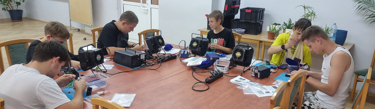 Fotografia 1. Od lewej: Andrzej, Karol, Dominik, Kornel, Kornel, Brajan. Koło Młodych Entuzjastów Elektroniki, Szkoła Podstawowa nr 86, Wrocław