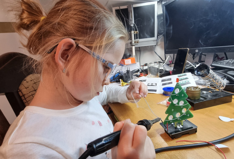 Święta to magiczny czas. Nawet córka naczelnego sięgnęła po lutownicę