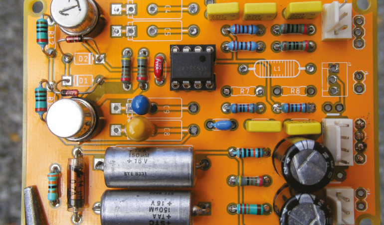 Wokoder analogowy, część 3. Wzmacniacz sterujący