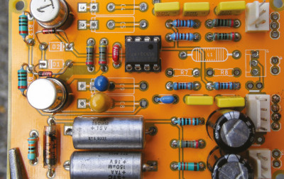 Wokoder analogowy, część 3. Wzmacniacz sterujący