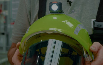 Nowatorski hełm ochronny Secra E40 z lampą Rebel, który chroni skutecznie elektromonterów