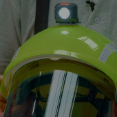 Nowatorski hełm ochronny Secra E40 z lampą Rebel, który chroni skutecznie elektromonterów