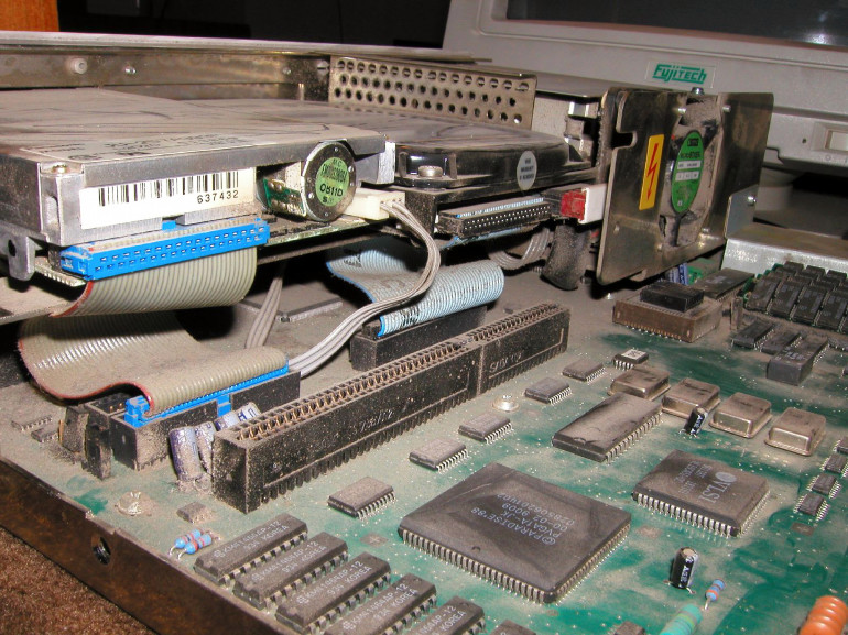 Fotografia 1. Zakurzony komputer wymagający wyczyszczenia lub umycia przed rozpoczęciem prac serwisowych (źródło: Timo Newton-Syms)