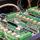 Zabezpieczanie i organizacja przewodów w urządzeniach elektronicznych