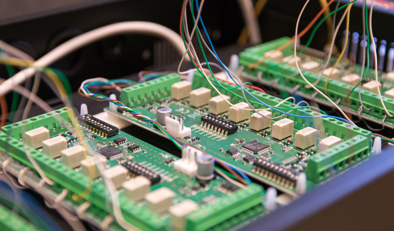 Zabezpieczanie i organizacja przewodów w urządzeniach elektronicznych