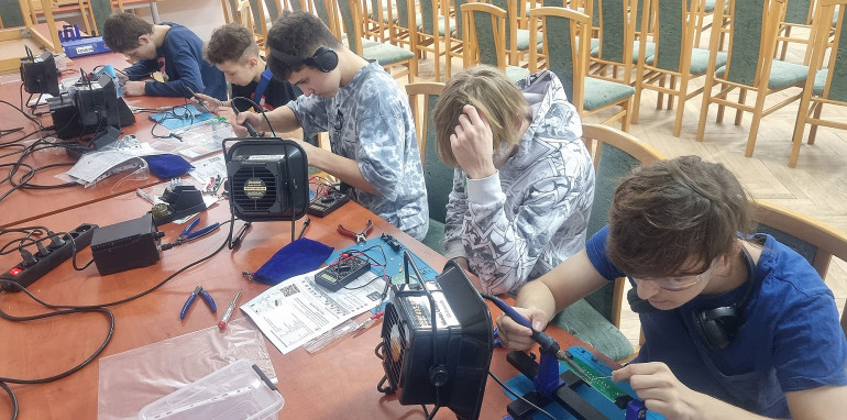 Fotografia 1. Montaż zestawu „Wspomagacz wyboru” (AVTEDU639). Od lewej: Kornel, Kacper, Bartek, Błażej i Krystian. Młodzi Entuzjaści Elektroniki, Szkoła Podstawowa nr 86, Wrocław