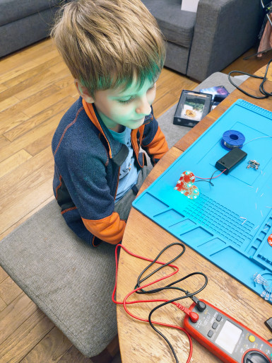 Lutowanie było super, a zmontowane serduszko, nie dość że działa, to jeszcze mieni się wszystkimi kolorami tęczy!