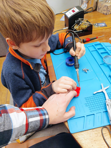 Gdy lutownica czeka, a płytka ucieka… Pomocna dłoń taty bywa wskazana